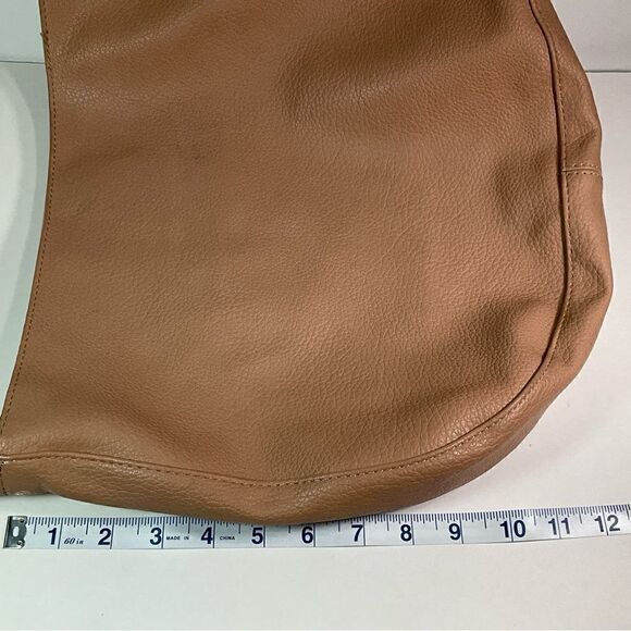 Street Level reversible tan/cream soft faux leather shoulder bag - Picture 13 of 15